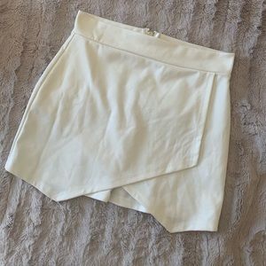 ZARA// Mini Asymmetrical White Skirt ⚡️🤍